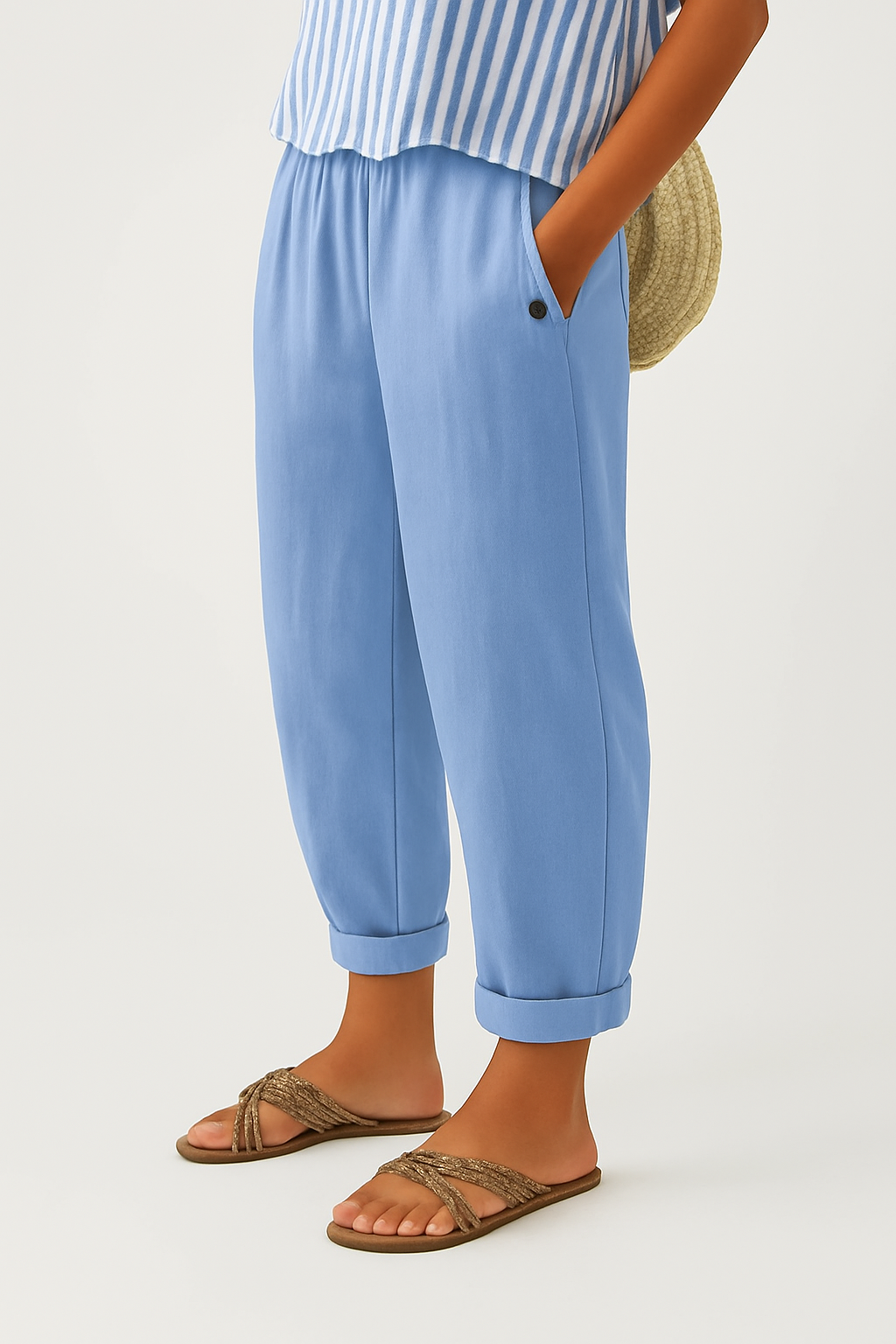 Women's cropped trousers with elastic waist and turn-up hems
