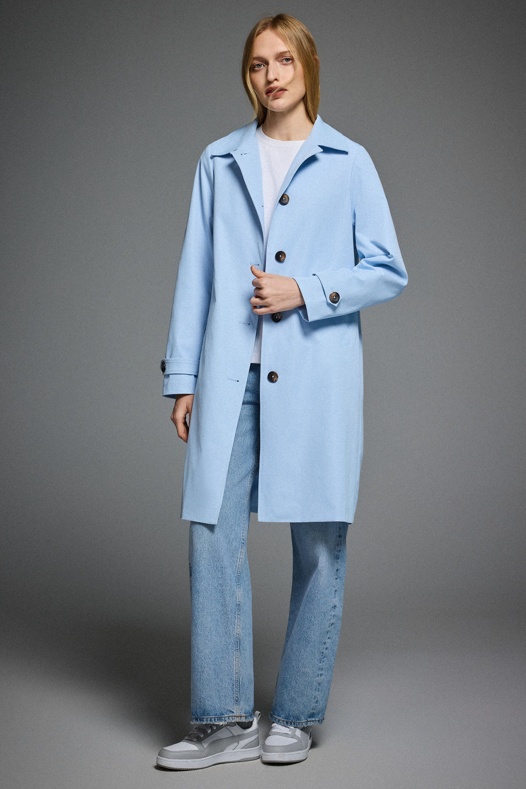 Women's single-breasted trench coat with pointed collar and button front