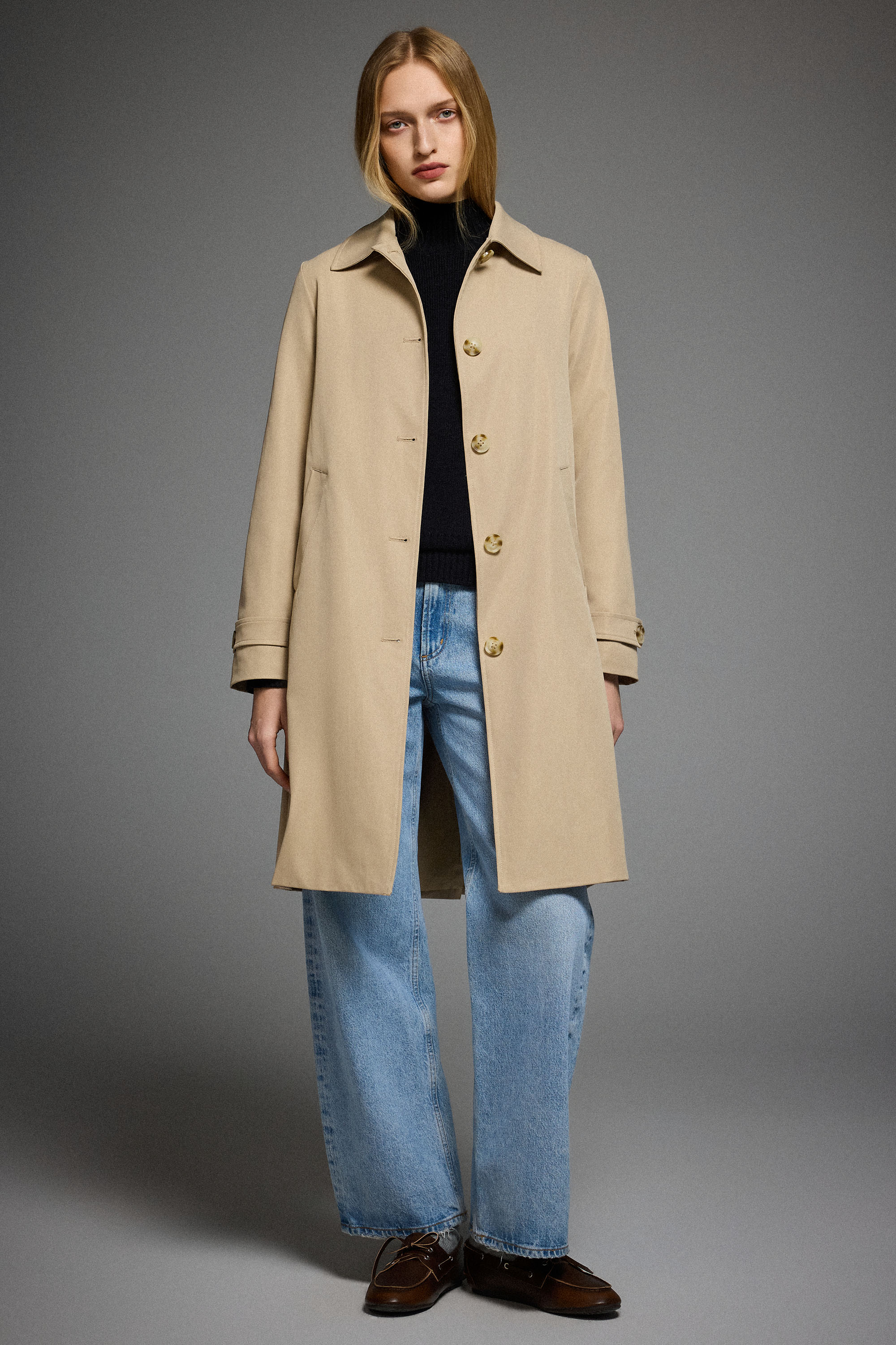 Women's single-breasted trench coat with pointed collar and button front