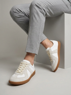 smart-casual_sneakers_med_kontrastpaneler_og_fleksibel_sal