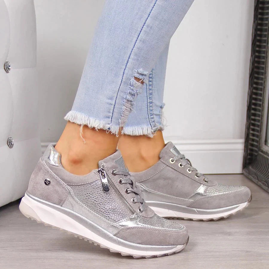Women's low-top sneakers with laces, side zippers, metallic panels and white soles