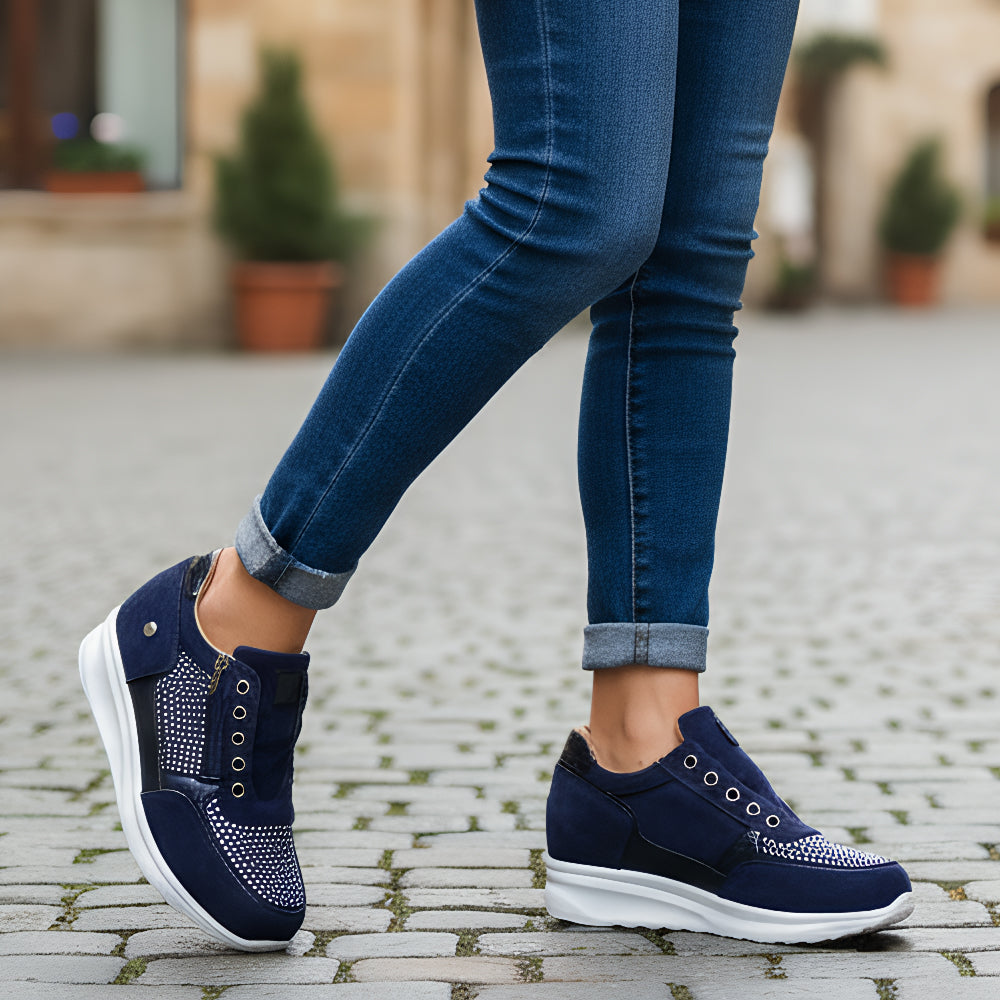 Women's low-top sneakers with laces, side zippers, metallic panels and white soles