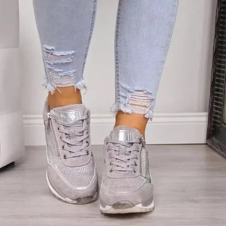 Women's low-top sneakers with laces, side zippers, metallic panels and white soles