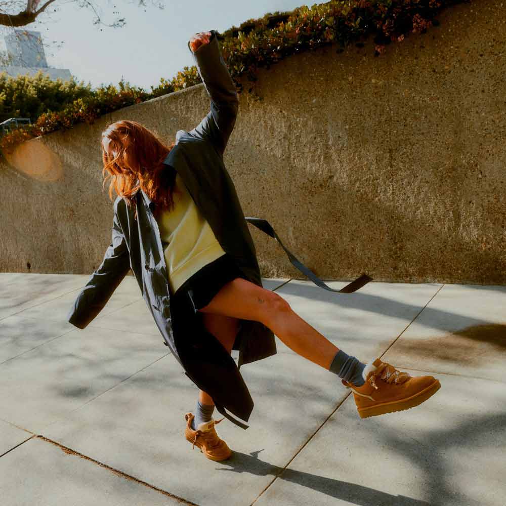 Low-top platform trainers with plush lining and lace-up fastening