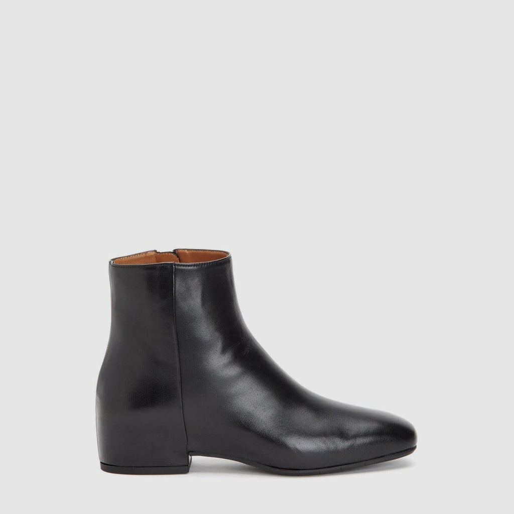Black women's ankle boot with round toe and side zipper