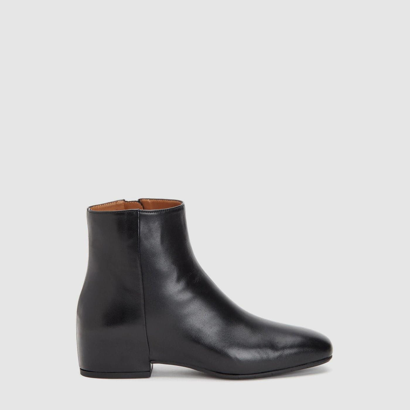 Black women's ankle boot with round toe and side zipper