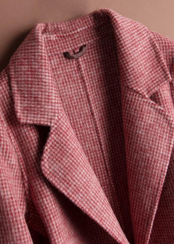Women's checked long coat with notched lapels, long sleeves, buttons and front pockets