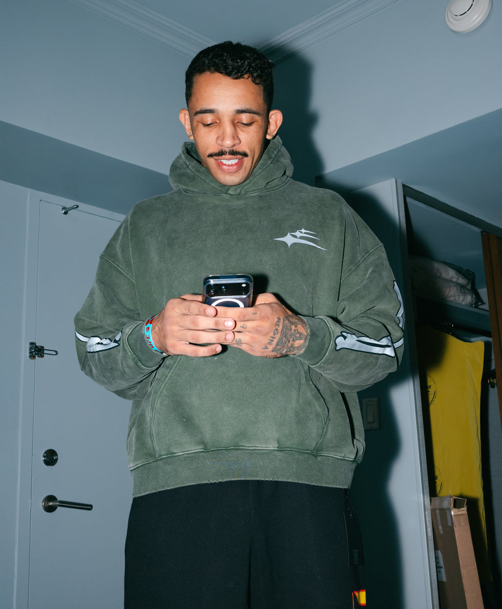 Men's green graphic hoodie with hood, long sleeves and kangaroo pocket