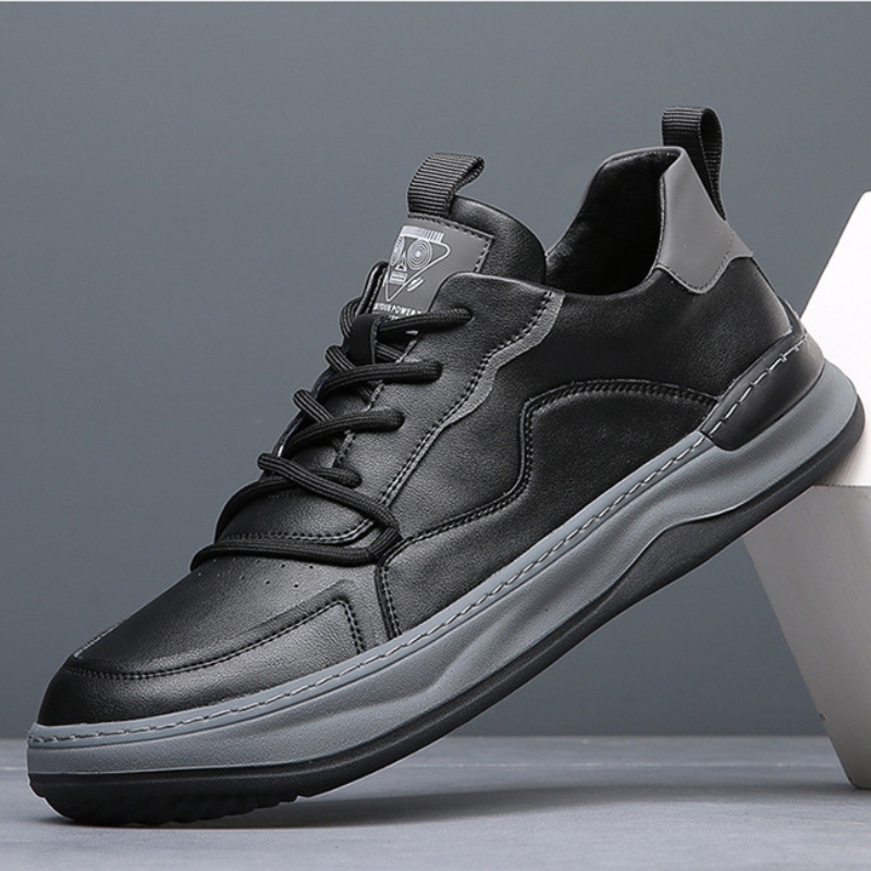 Low-top panelled lace-up trainers with contrasting sole and pull tabs