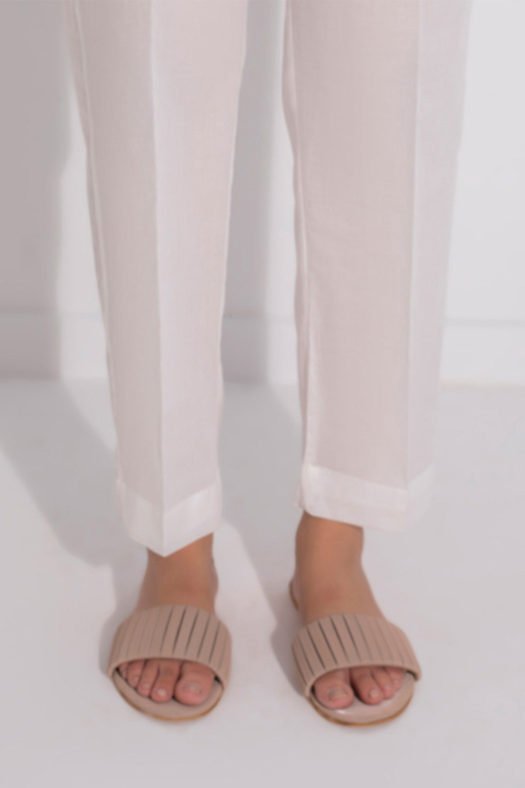 Women's straight ankle trousers with belt loops and turned cuffs