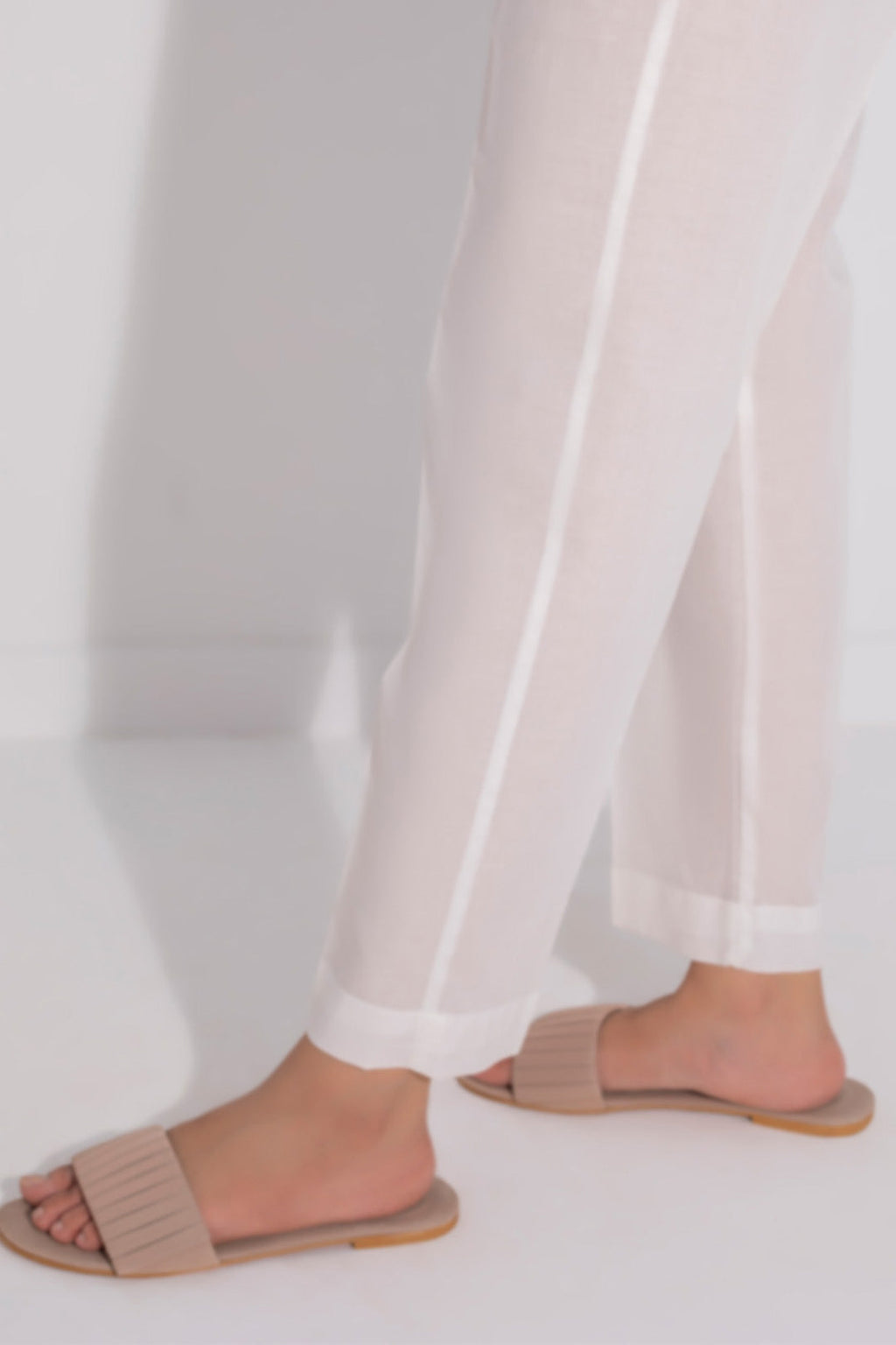 Women's straight ankle trousers with belt loops and turned cuffs