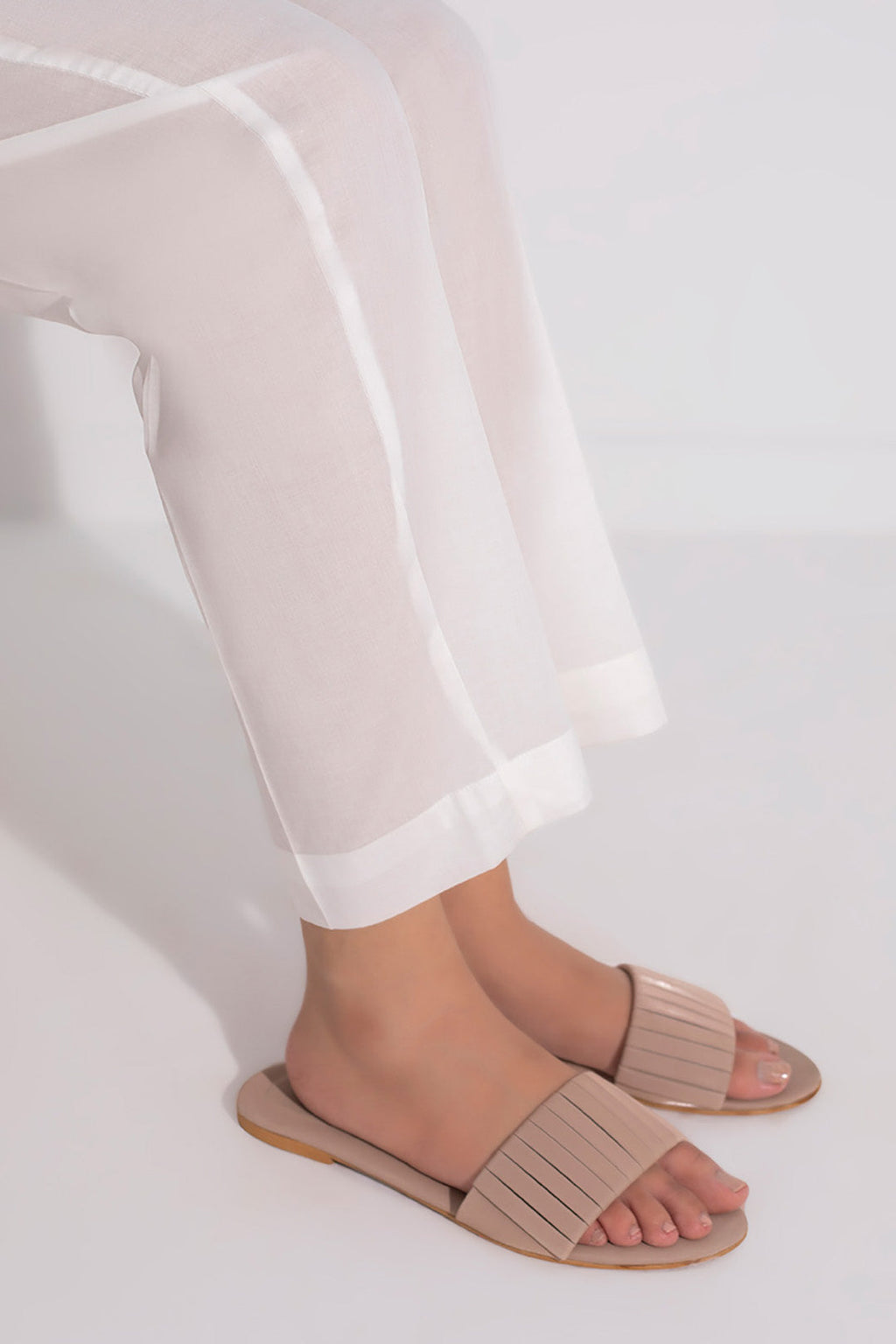 Women's straight ankle trousers with belt loops and turned cuffs