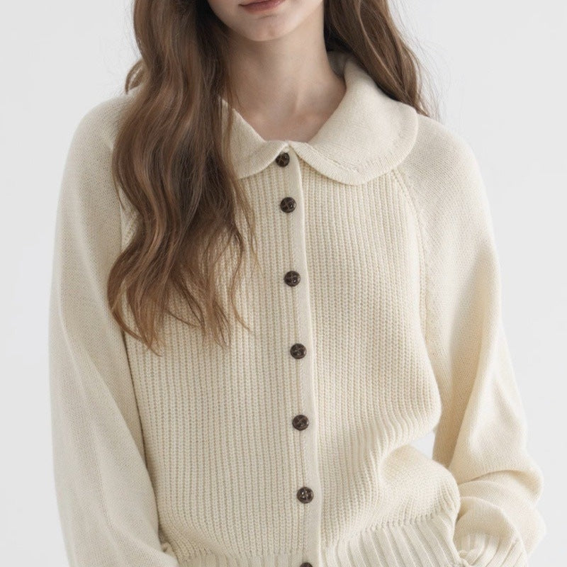 Women's knitted cardigan with rounded collar, long sleeves and button front