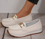 Women's flat loafers with metal buckle and moccasin stitching