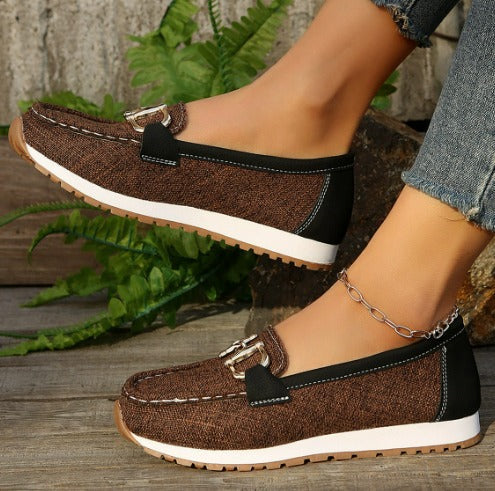 Women's flat loafers with metal buckle and moccasin stitching