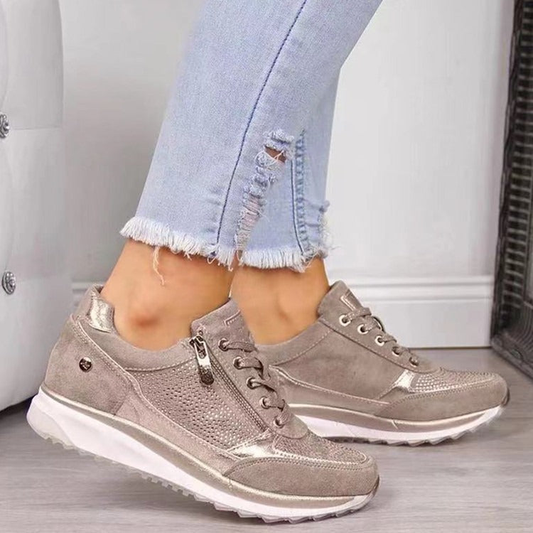 Women's low-top sneakers with laces, side zippers, metallic panels and white soles