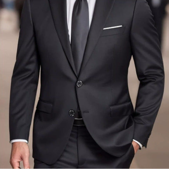 Men's tailored two-piece suit with notched lapels, long sleeves and flap pockets