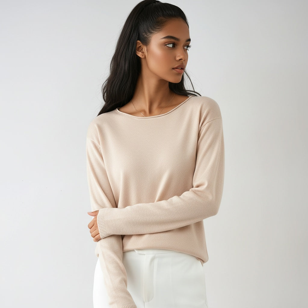 Women's fine knit sweater with round neck and long sleeves