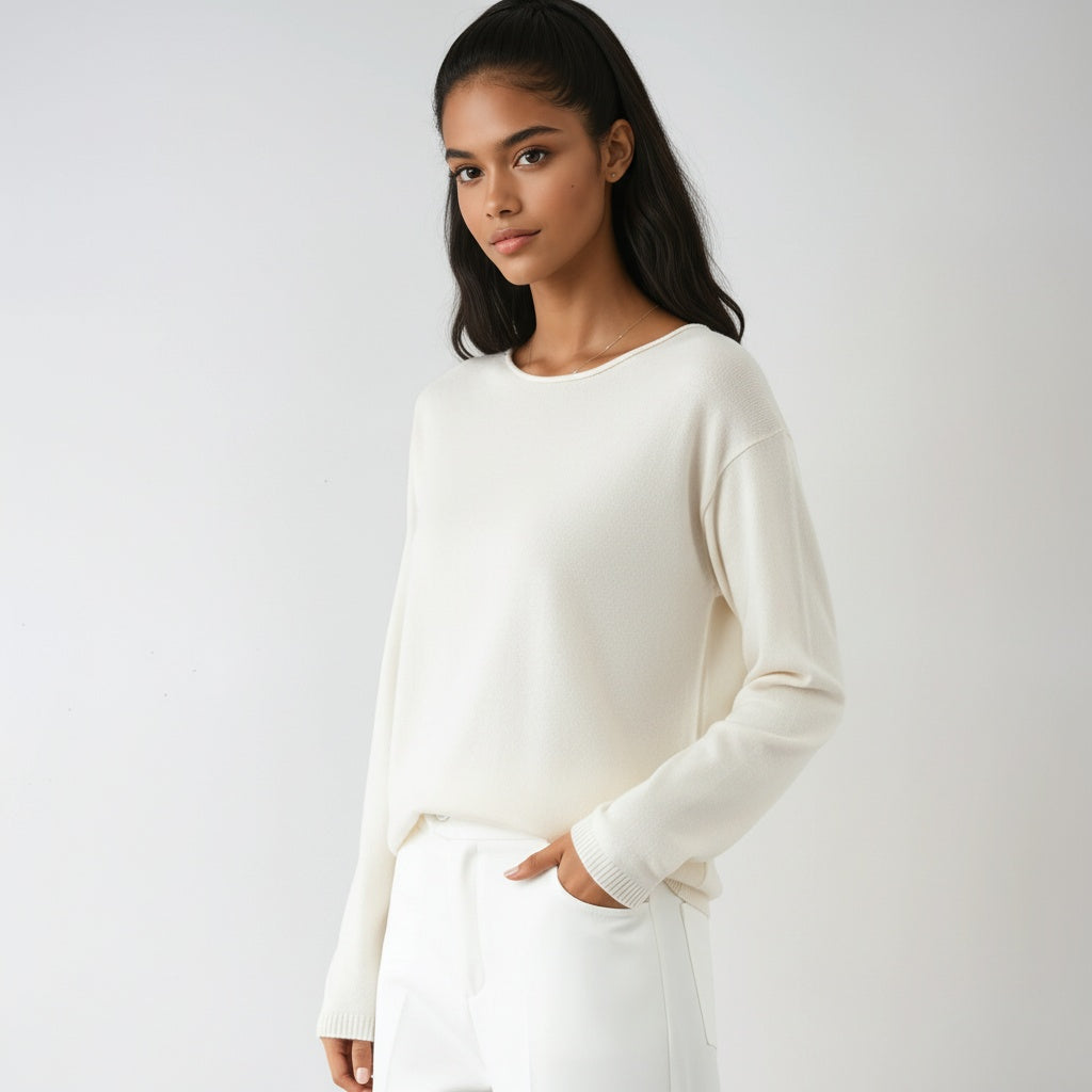 Women's fine knit sweater with round neck and long sleeves