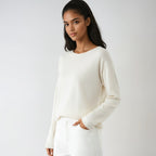 Women's fine knit sweater with round neck and long sleeves