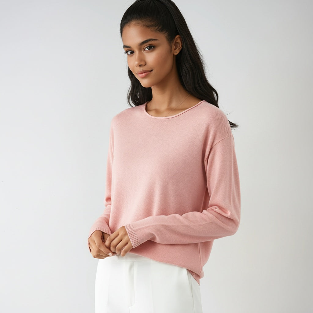 Women's fine knit sweater with round neck and long sleeves