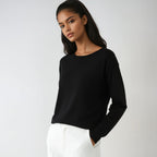 Women's fine knit sweater with round neck and long sleeves