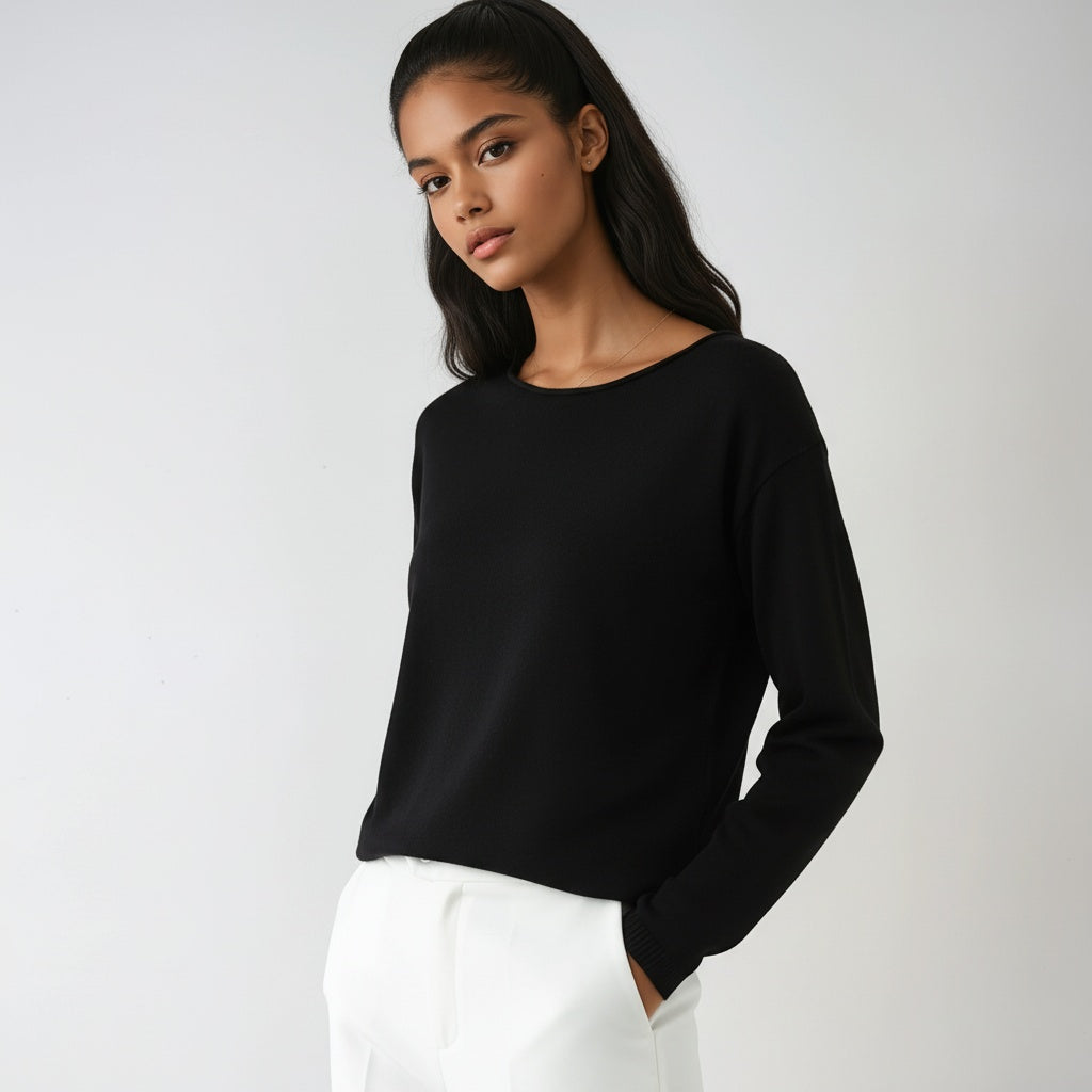 Women's fine knit sweater with round neck and long sleeves