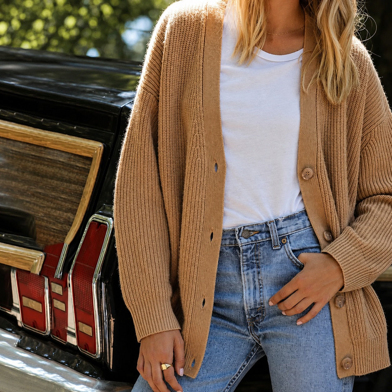 Women's oversized ribbed cardigan with V-neck and button front