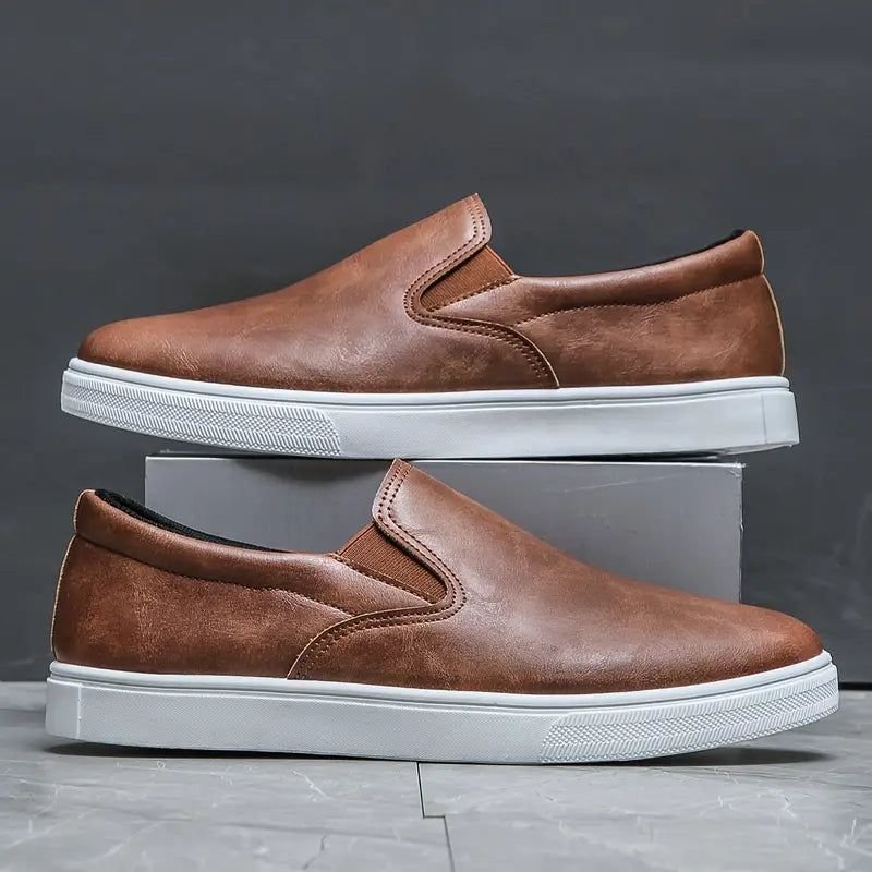 Men's slip-on loafers with rounded toes and contrasting white soles