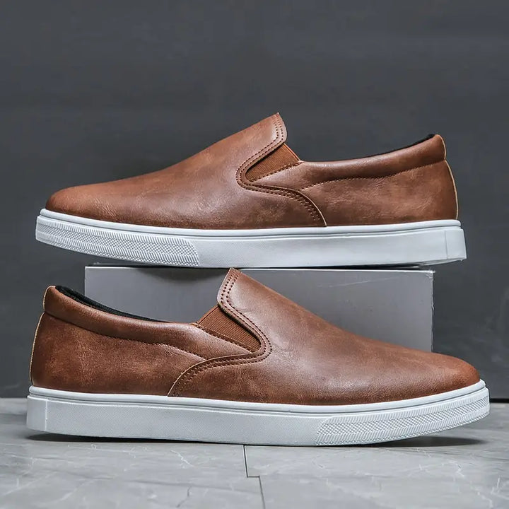 Men's slip-on loafers with rounded toes and contrasting white soles