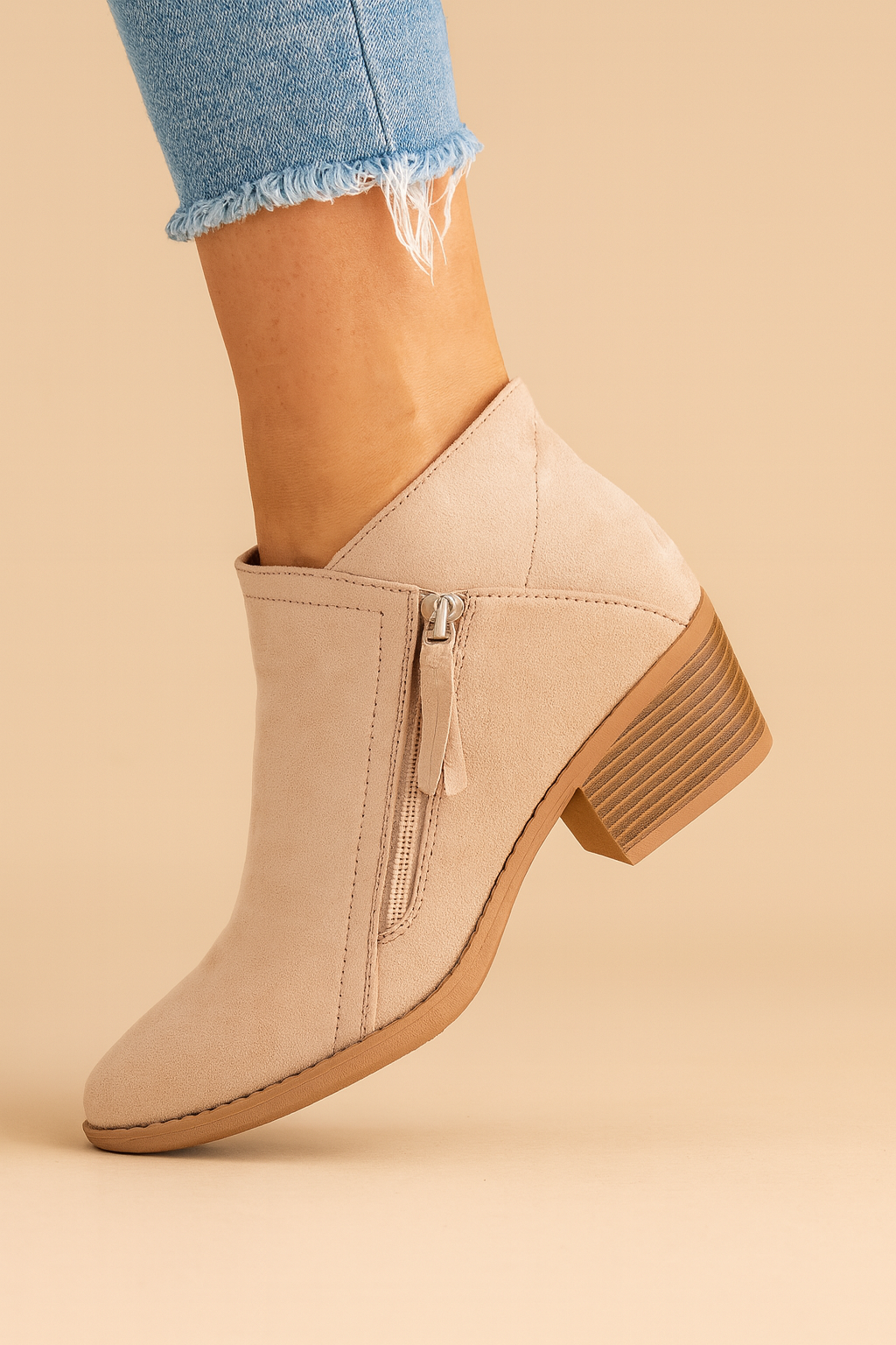 Women's ankle boot with side zip and block heel