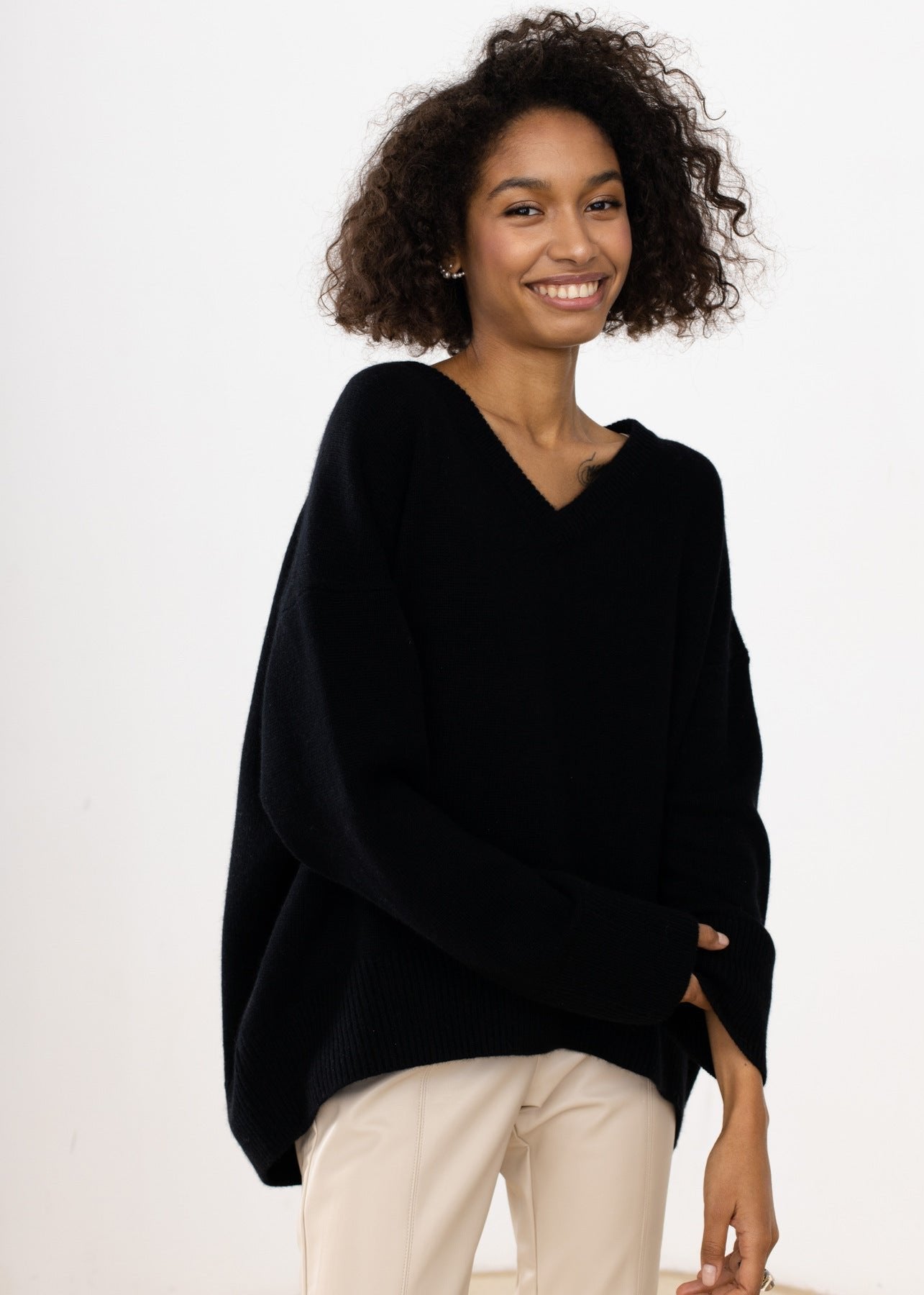 Women's oversized V-neck sweater with long sleeves and ribbed trims