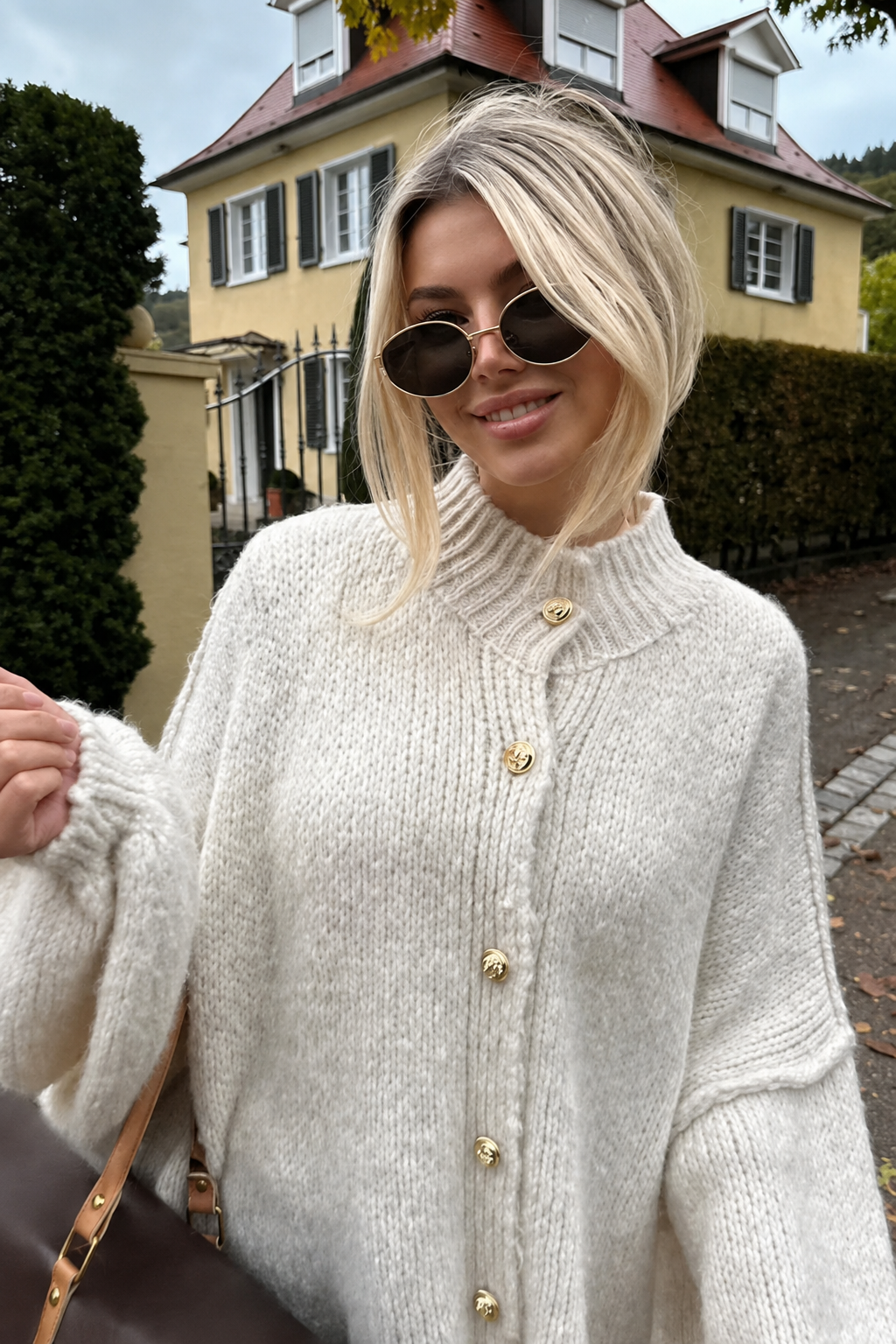 Women's oversized knit cardigan with crew neck and button front