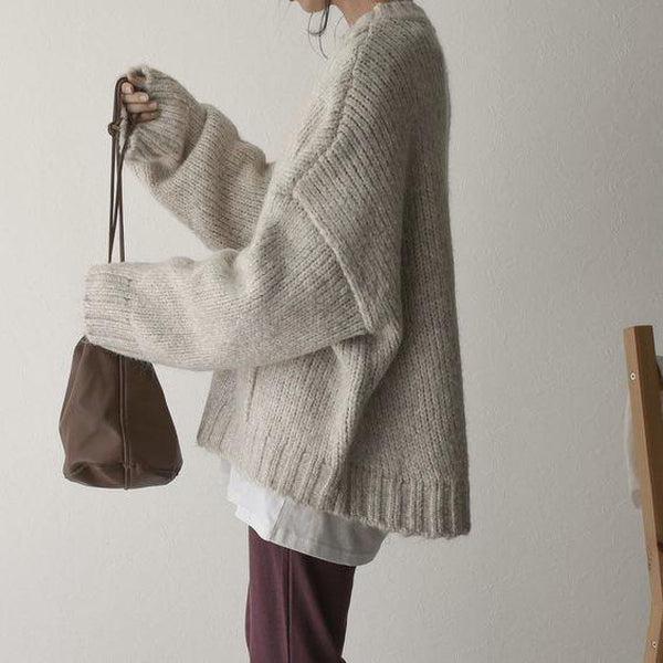 Women's ivory chunky knit sweater with crew neckline and front pockets