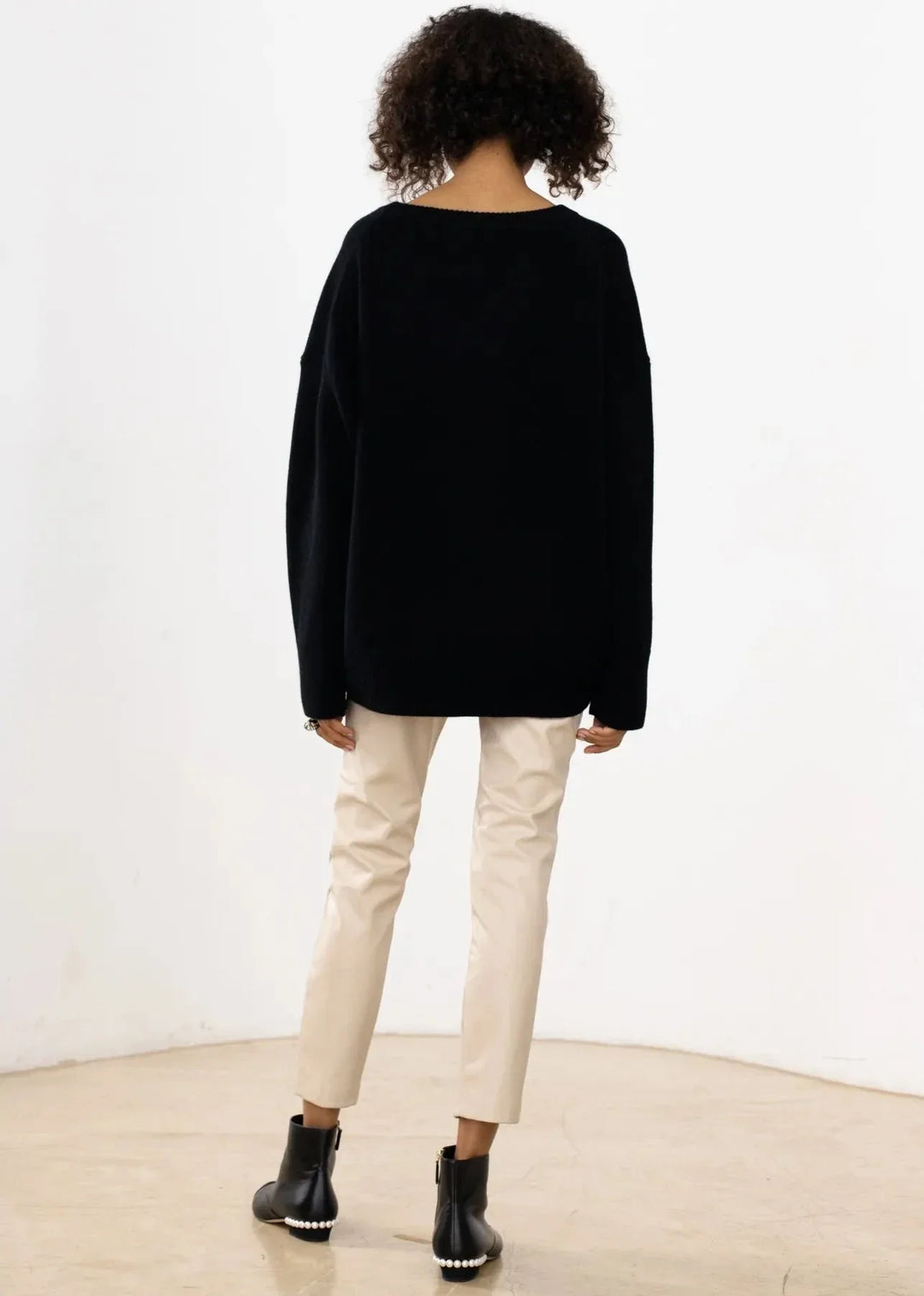 Women's oversized V-neck sweater with long sleeves and ribbed trims