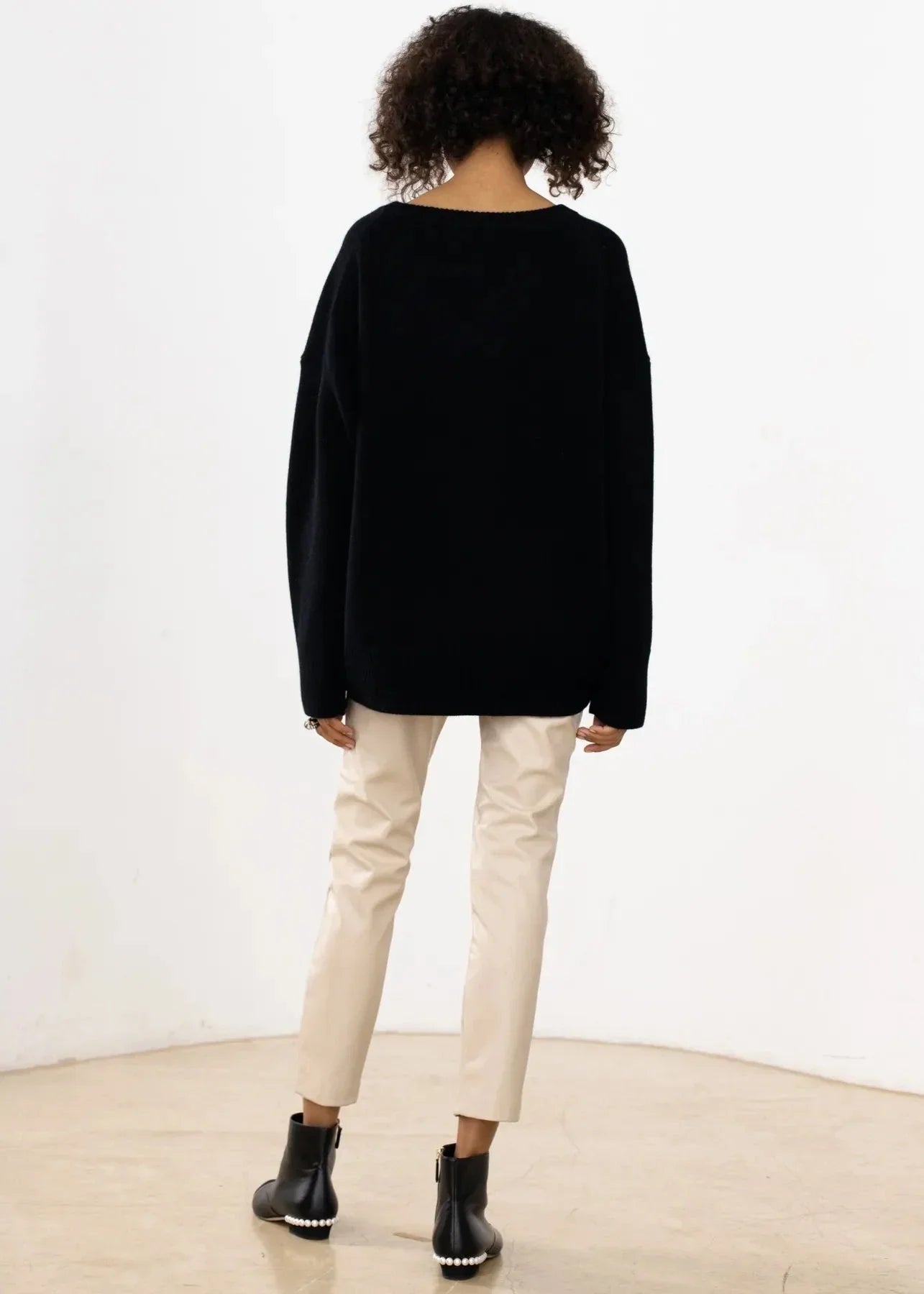 Women's oversized V-neck sweater with long sleeves and ribbed trims
