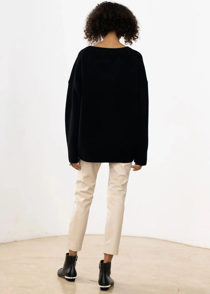 Women's oversized V-neck sweater with long sleeves and ribbed trims
