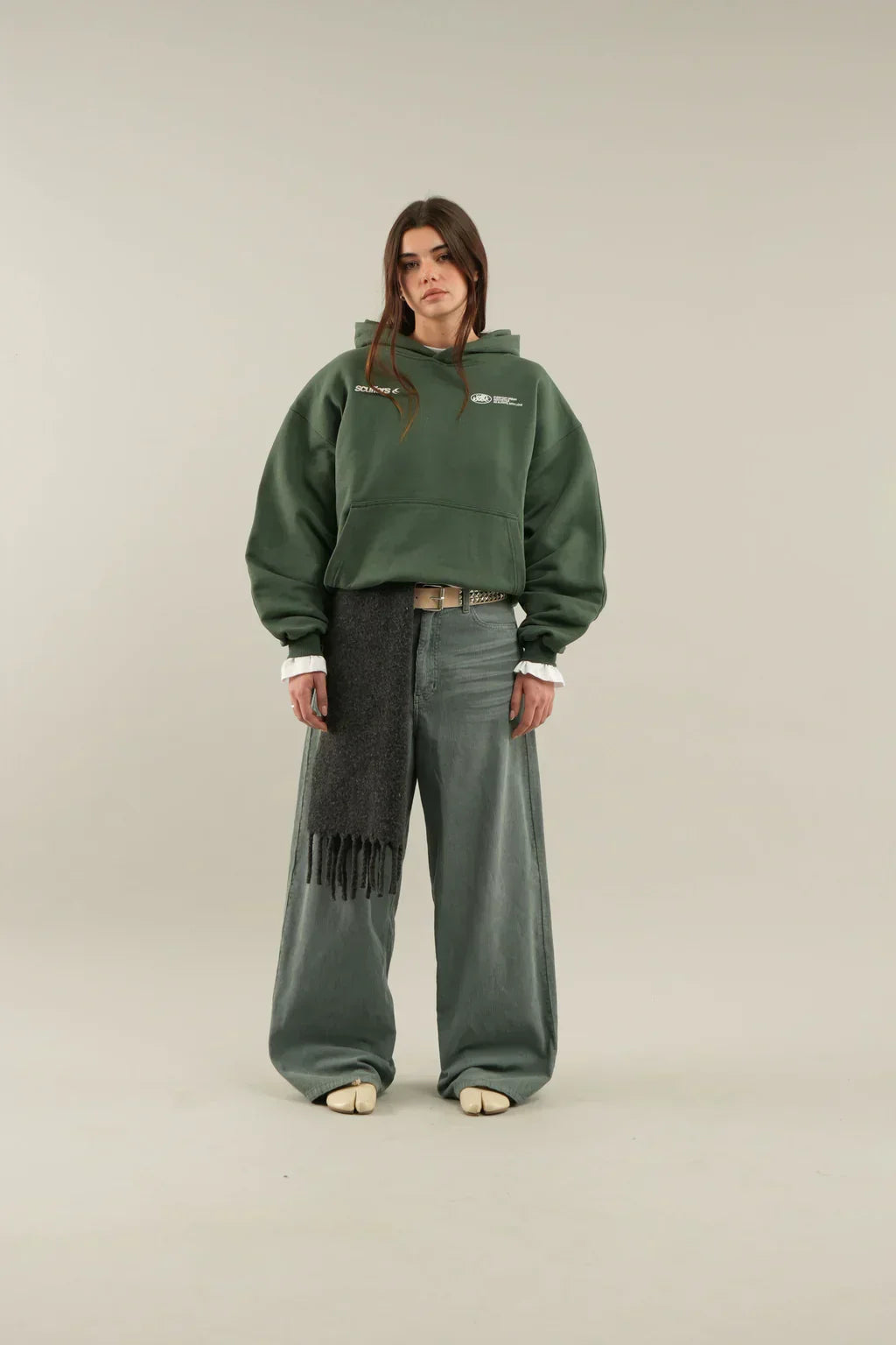 Women's cropped hooded sweatshirt with long sleeves and kangaroo pocket