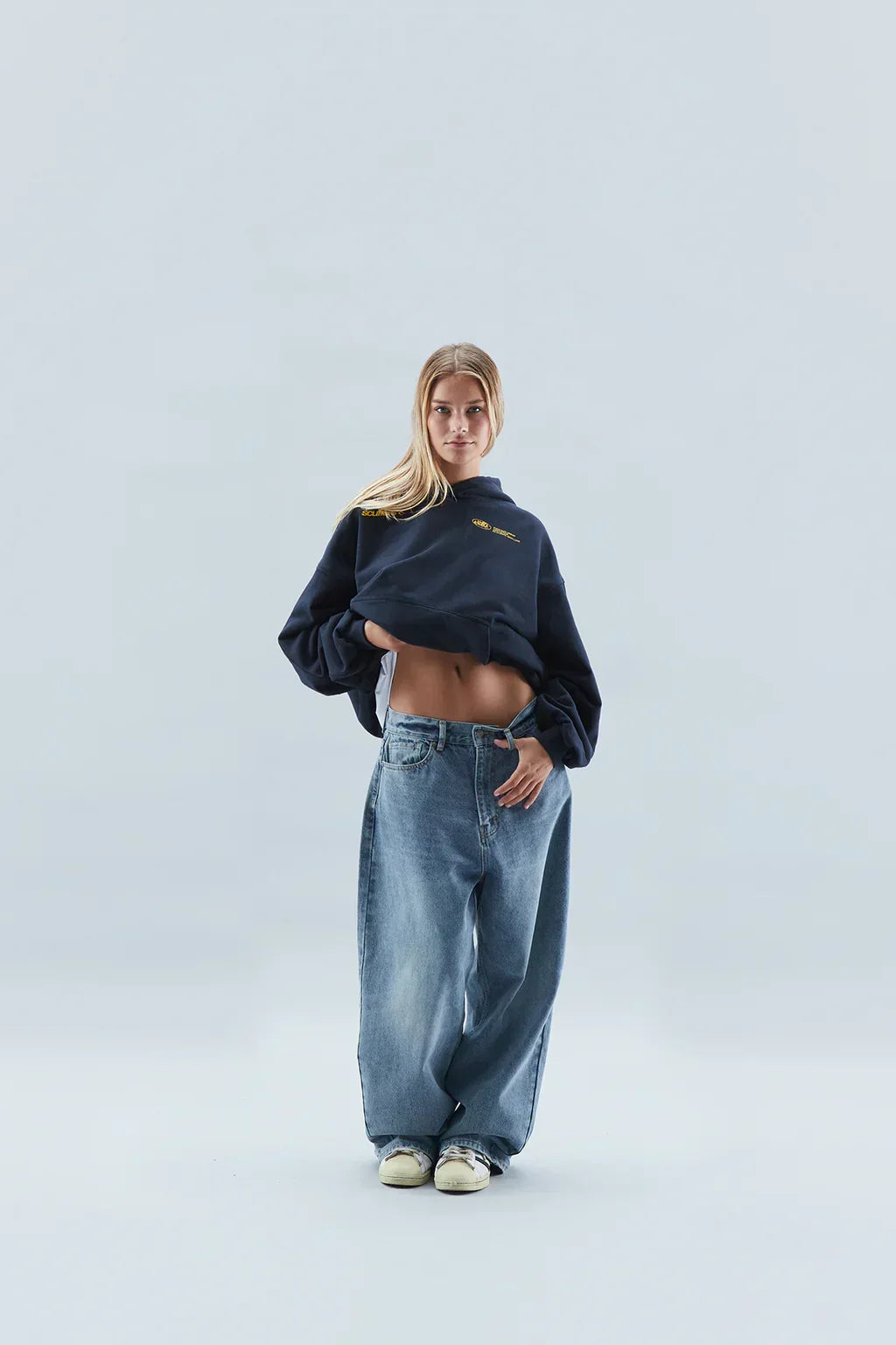 Women's cropped hooded sweatshirt with long sleeves and kangaroo pocket