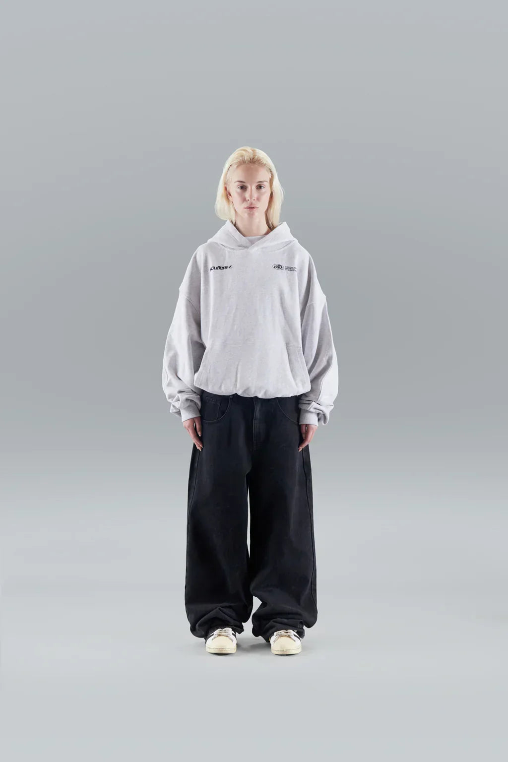 Women's cropped hooded sweatshirt with long sleeves and kangaroo pocket