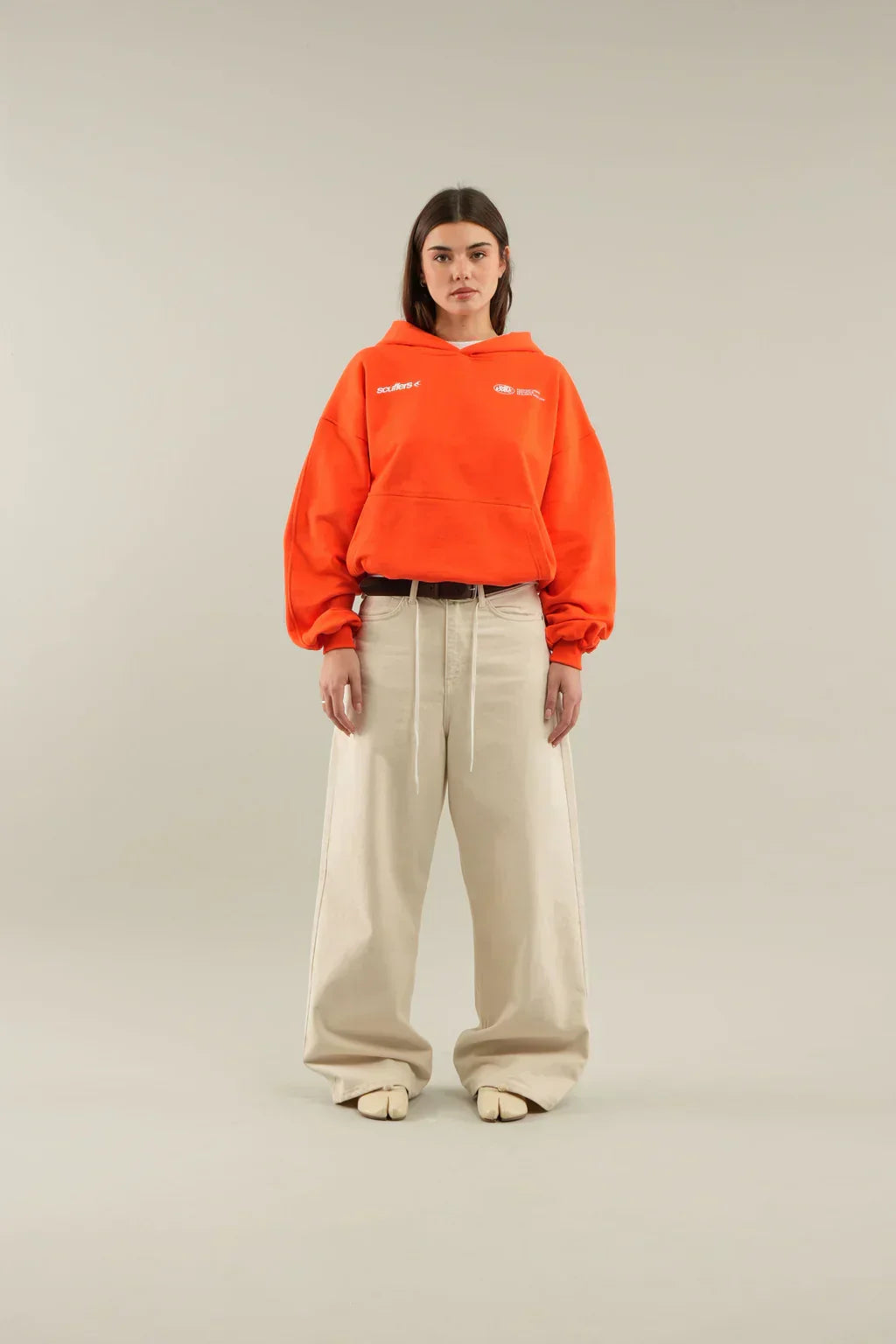 Women's cropped hooded sweatshirt with long sleeves and kangaroo pocket