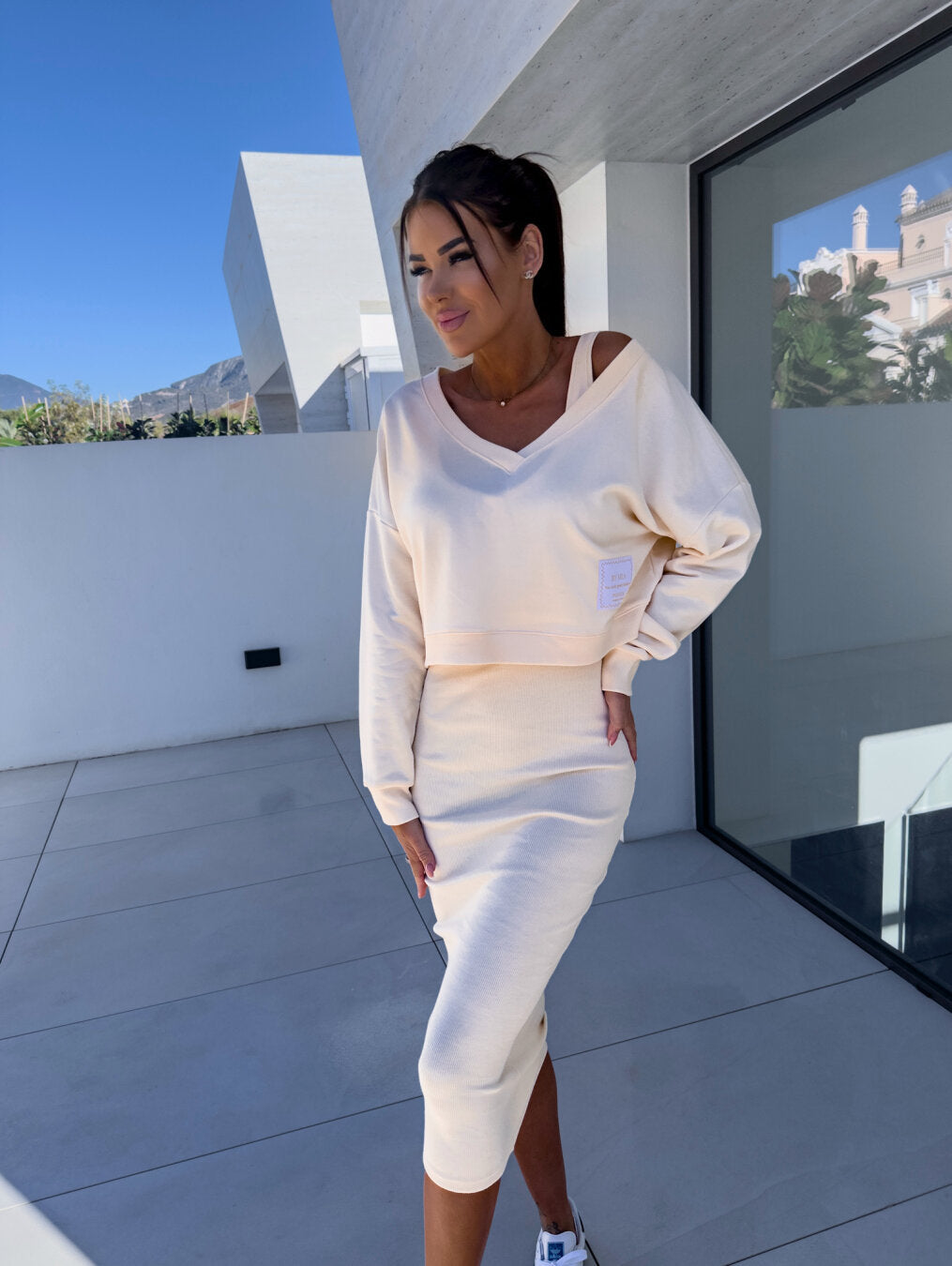 Women's V-neck long-sleeve sweatshirt and fitted midi skirt outfit set