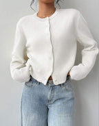 Women's cropped knitted cardigan with round neckline, long sleeves and front buttons