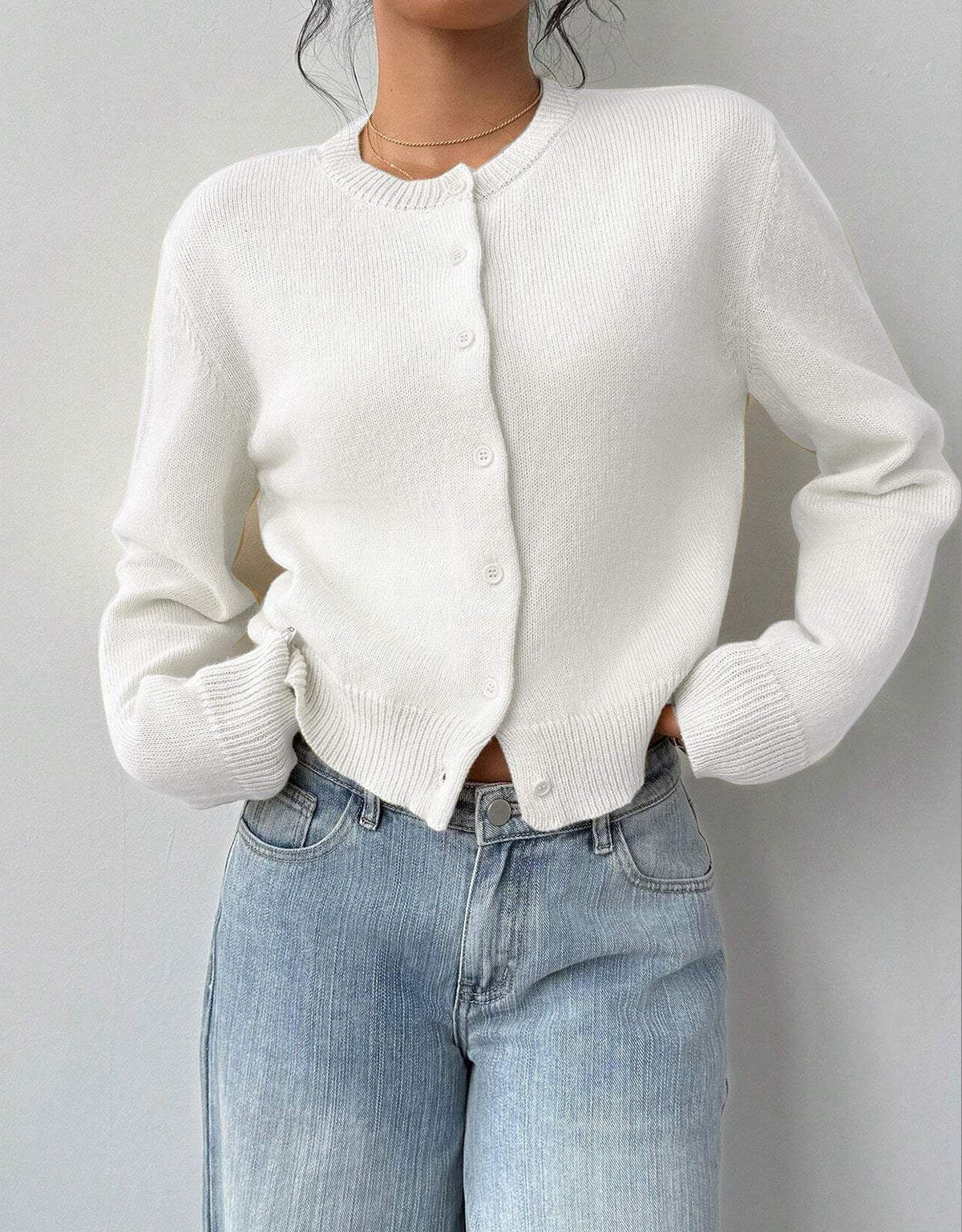 Women's cropped knitted cardigan with round neckline, long sleeves and front buttons