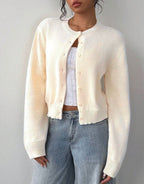 Women's cropped knitted cardigan with round neckline, long sleeves and front buttons