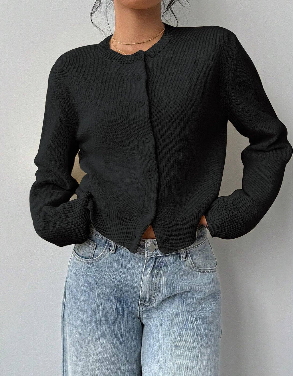 Women's cropped knitted cardigan with round neckline, long sleeves and front buttons