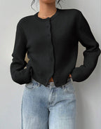 Women's cropped knitted cardigan with round neckline, long sleeves and front buttons