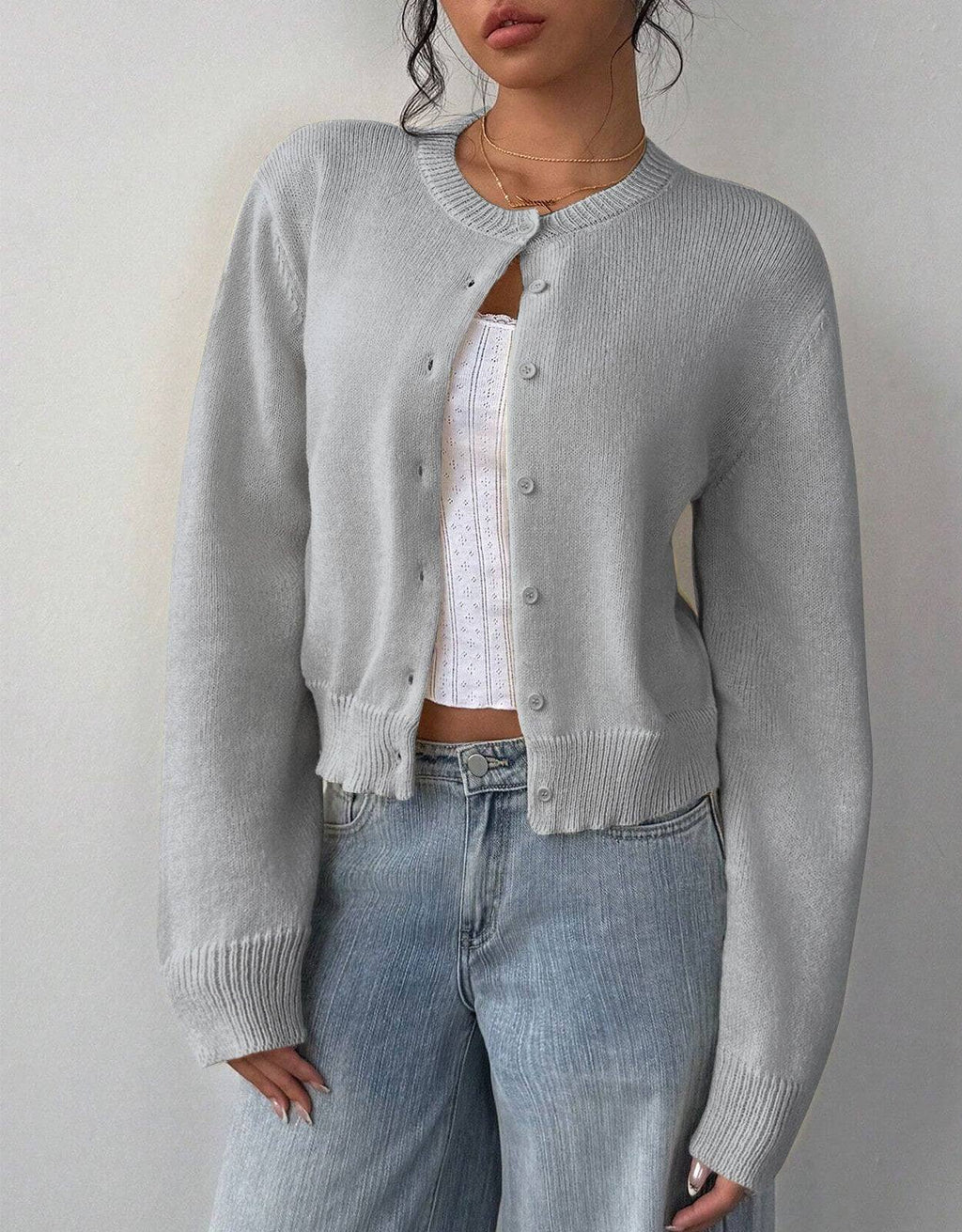 Women's cropped knitted cardigan with round neckline, long sleeves and front buttons