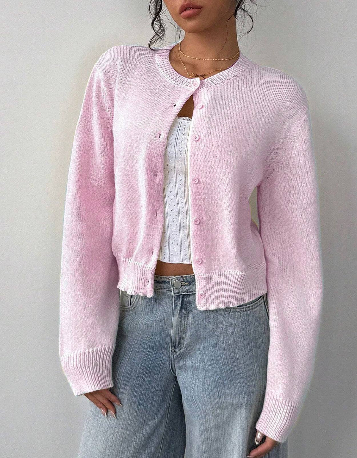 Women's cropped knitted cardigan with round neckline, long sleeves and front buttons