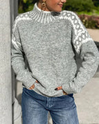 Women's knitted jumper with long sleeves